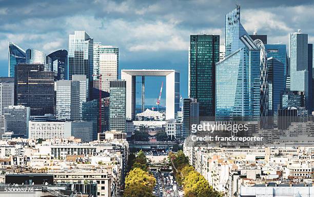 pariser luftaufnahme von la defense - rive droite paris stock-fotos und bilder