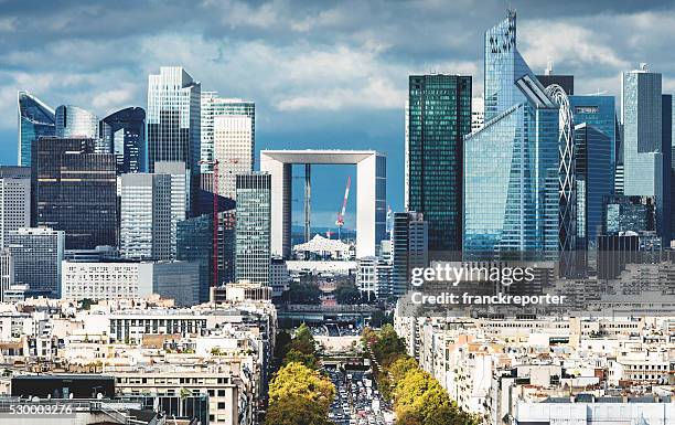 paris aerial view of la defense - avenue champs élysées stockfoto's en -beelden