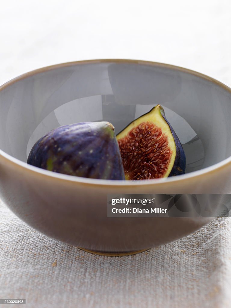 Sliced figs in bowl, close-up