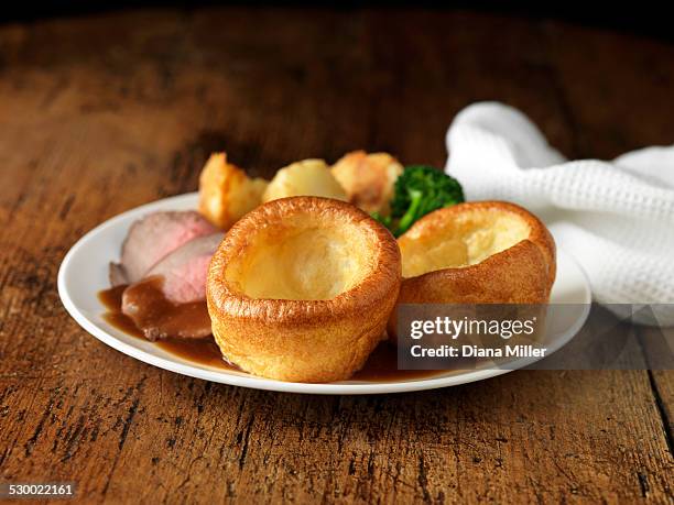 plate of roast beef, yorkshire puddings, broccoli and potatoes - rosbif photos et images de collection