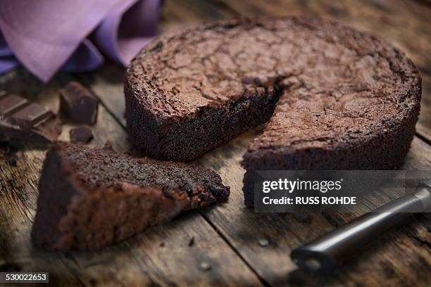 gluten free chocolate cake on kitchen table - chocolate cake stockfoto's en -beelden