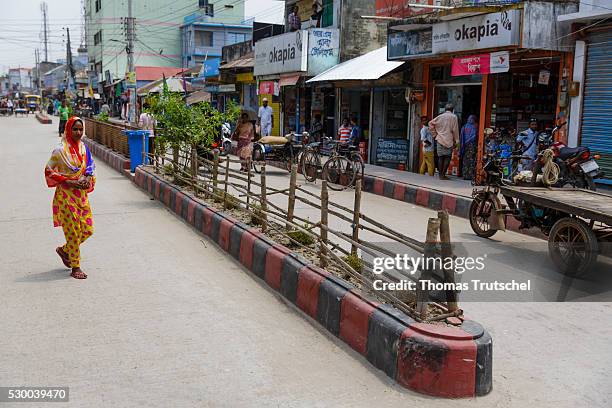 Mongla, Bangladesh Newly built road with planted median strip in the town of Mongla, in the southwest of Bangladesh on April 12, 2016 in Mongla,...