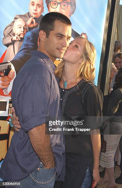 Christina Applegate kisses husband Johnathon Schaech while arriving at the world premiere of "Austin Powers in Goldmember."