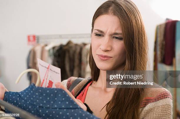 young woman shopping in fashion store - angry customer photos et images de collection