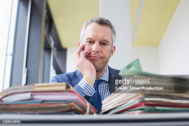 businessman working in office, leipzig, saxony, germany - ordner büro stock pictures, royalty-free photos & images