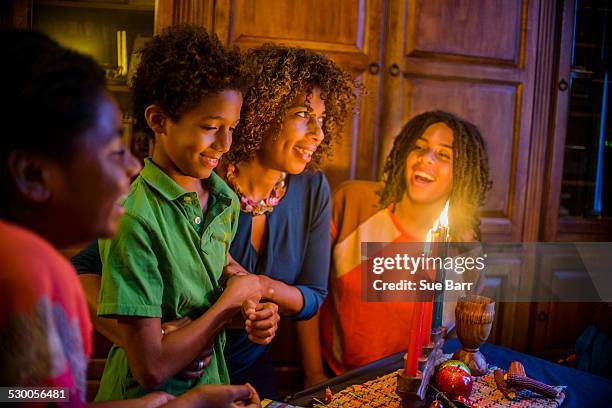 family celebrating kwanzaa - kwanzaa fotografías e imágenes de stock