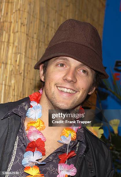 Jason Mraz arrives at the premiere of "50 First Dates."