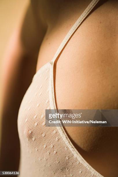 close-up of a young woman's breast through bra - frau brust erotisch stock-fotos und bilder