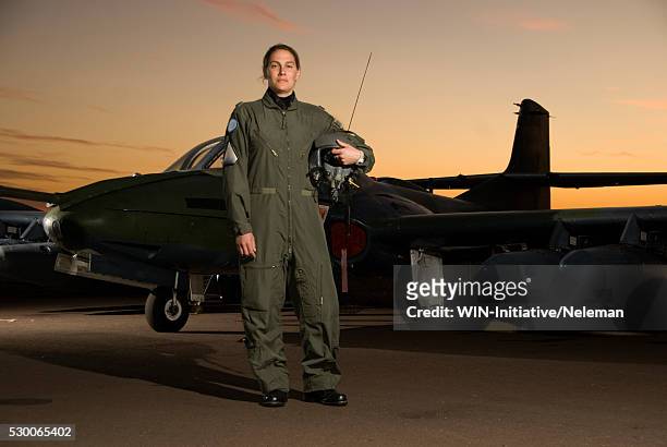 salto, pilot standing in front of fighter plane - female pilot stock-fotos und bilder