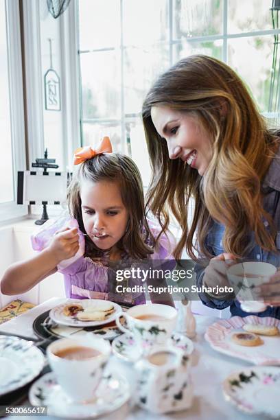 usa, washington, seattle, mother and daughter (4-5) eating together in dining room -  "suprijono suharjoto" or "take a pix media" stock pictures, royalty-free photos & images