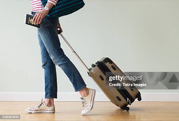 usa, new jersey, woman ready to go on vacations - old woman side view foto e immagini stock