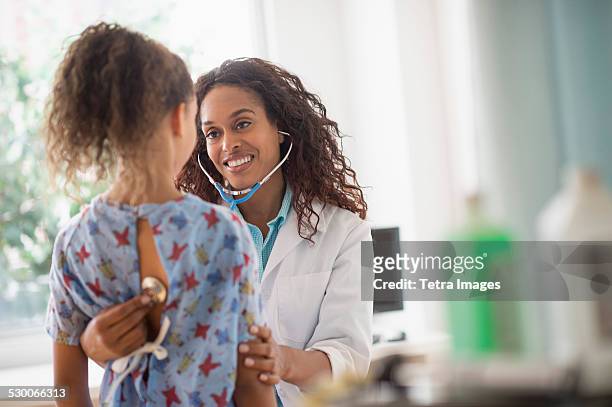 usa, new jersey, jersey city, female doctor examining girl (8-9) - doctor with child foto e immagini stock