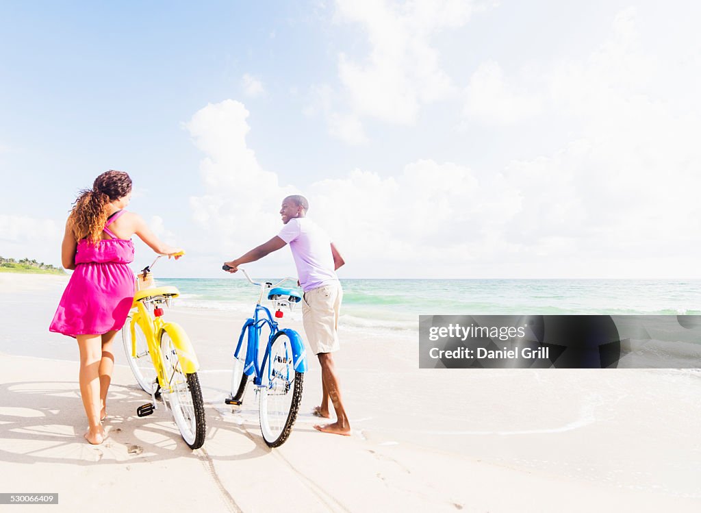 USA, Florida, Jupiter, Young couple during bike trip