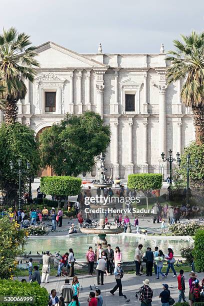 peru, arequipa, crowded plaza de armas - arequipa peru stock-fotos und bilder