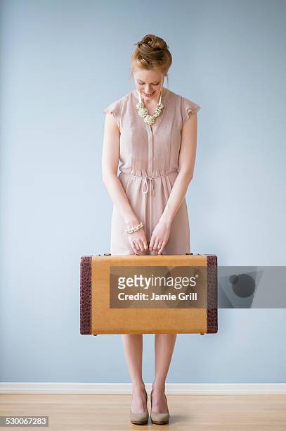 usa, new jersey, jersey city, young woman holding suitcase - grillade stock-fotos und bilder