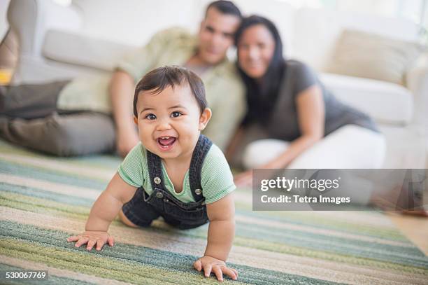 usa, new jersey, jersey city, family with baby son (6-11 months) in living room - 6 11 maanden stockfoto's en -beelden