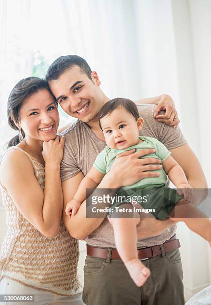 usa, new jersey, jersey city, family with baby son (6-11 months) in bedroom - baby 3 months stock-fotos und bilder