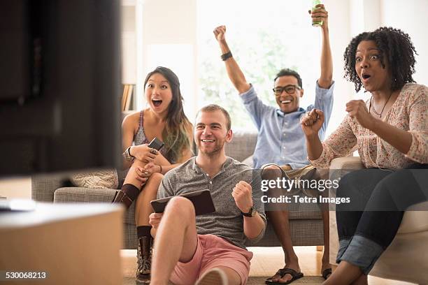 usa, new jersey, jersey city, group of friends watching television - apartment living asian stockfoto's en -beelden