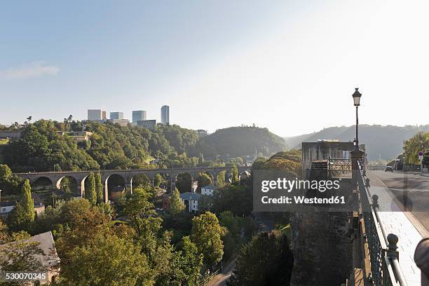 luxembourg, luxembourg city, view from rue de clausen rocher du bock to passerelle bridge over pfaffenthal valley and the district kirchberg - luxembourg stock-fotos und bilder