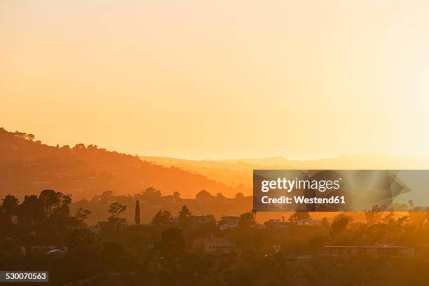usa, california, los angeles, villas in the hollywood hills at sunset - hollywood hills foto e immagini stock