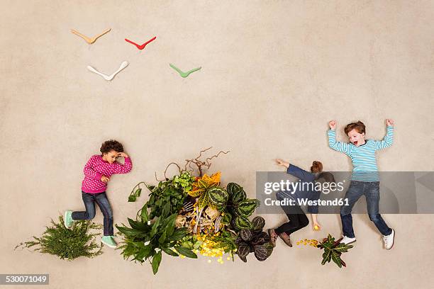 children finding gold treasure - chasse au trésor photos et images de collection