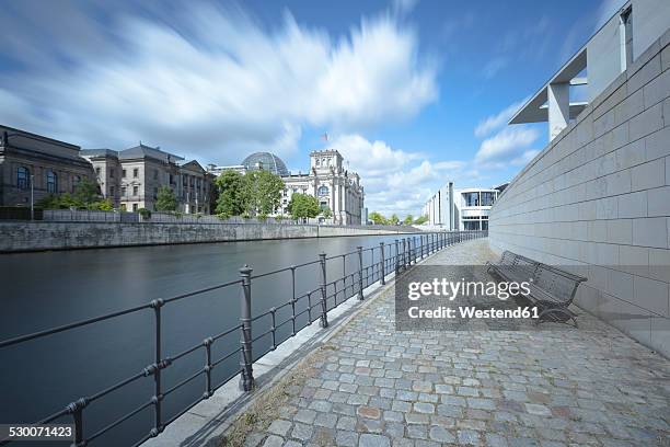 germany, berlin, view to spree river and reichstag - spree rivier stockfoto's en -beelden
