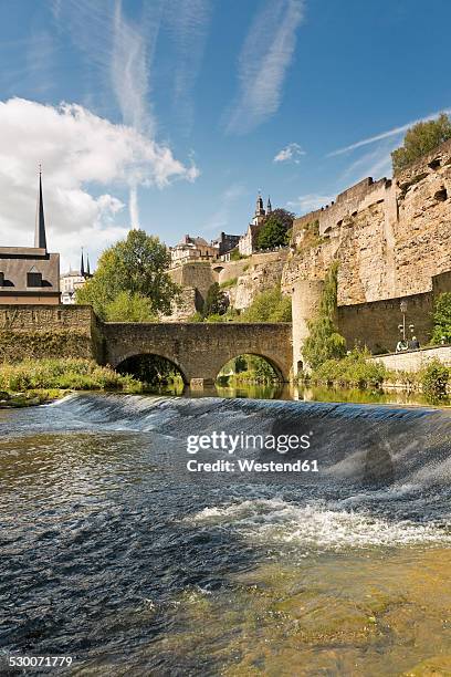 luxembourg, luxembourg city, barrage of the river alzette, lucilinburhuc and casemates du bock - grand duke henri of luxembourg stockfoto's en -beelden