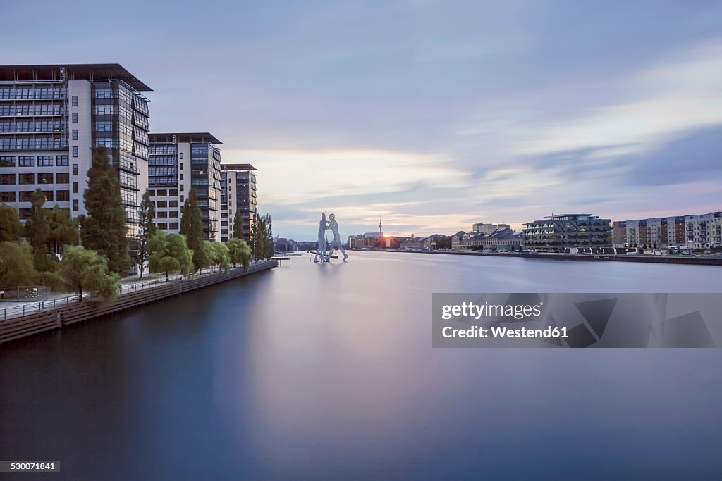 Germany, Berlin, view to Spree River at twilight