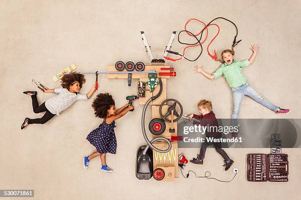 children experimenting with electricity - children learning creative stock-fotos und bilder