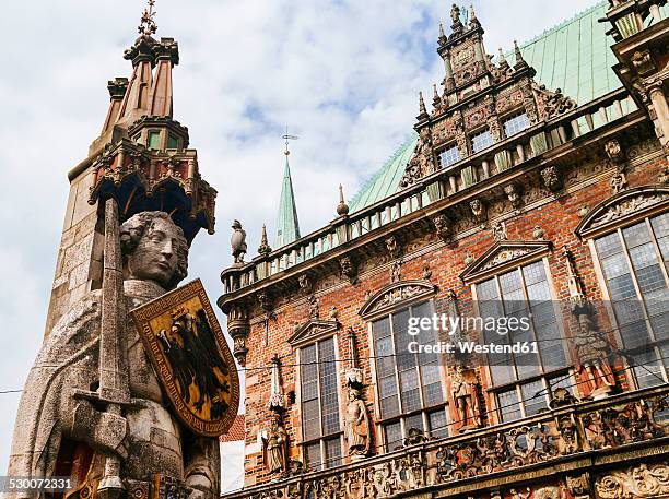 germany, bremen, statue of roland and town hall - bremen fotografías e imágenes de stock