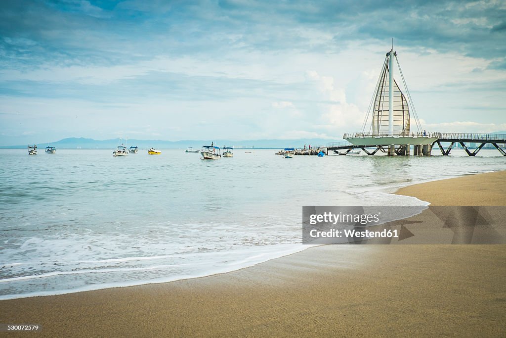 Mexico, Jalisco, Puerto Vallarta, view to Los Muertos Beach with pier and fishing boats