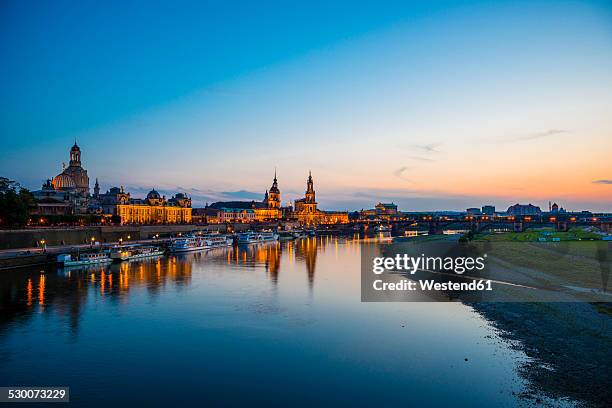 germany, saxony, dresden, view of academy of fine arts, bruehl's terrace, sekundogenitur, hausmann tower, house of the estates, dresden cathedral, semper opera house and augustus bridge with elbe waterfront in the evening - sekundogenitur stock-fotos und bilder