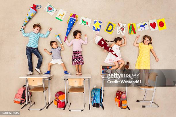 kids on their first day at school - first day of school stock-fotos und bilder
