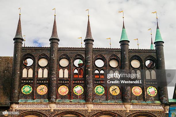 germany, lubeck, brick facade of the lubeck town hall - lübeck foto e immagini stock