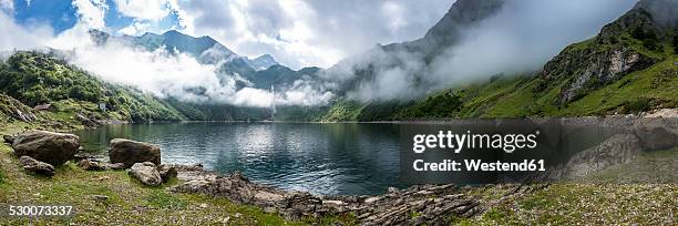 france, haute-garonne, pyrenees, fog at mountain lake lac d'oo - midi pireneus imagens e fotografias de stock