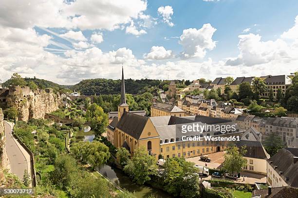 luxembourg, luxembourg city, view to the benediktiner abbey neumuenster and st. johannes church, casemates left - luxemburg stock-fotos und bilder