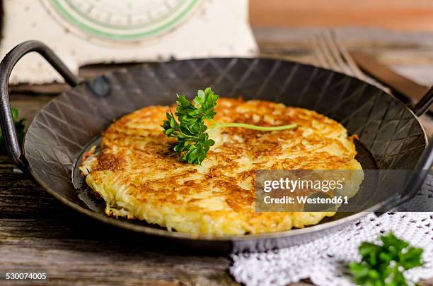 frying pan with potato roesti - swiss culture stock pictures, royalty-free photos & images
