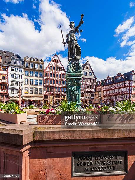 germany, hesse, frankfurt, view to half-timbered houses at roemerberg with fountain of justice in the foreground - ostzeile stock pictures, royalty-free photos & images