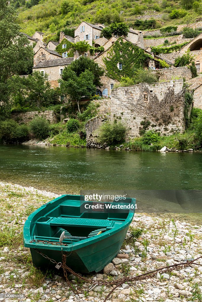 France, Longuedoc-Roussillon, Gorges du Tarn, Boat opposite of Hauterives