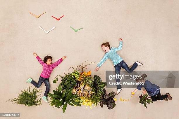 children finding gold treasure - chasse au trésor photos et images de collection