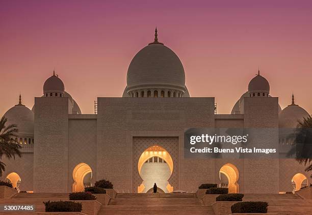 arab women entering a mosque - abu dhabi mosque stock pictures, royalty-free photos & images