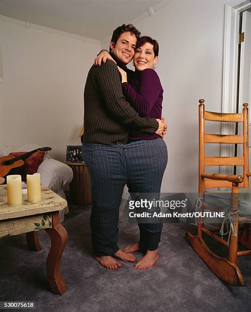 rob bonfiglio and carnie wilson hugging while wearing the same pair of slacks - barefoot female celebrities stock pictures, royalty-free photos & images