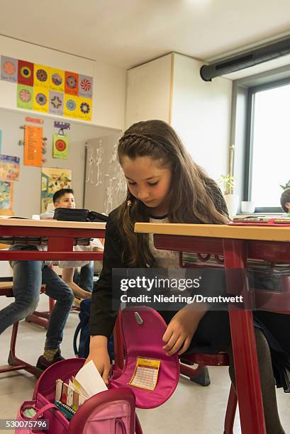school children unpacking their bags in a classroom, munich, bavaria, germany - kurdish girl - fotografias e filmes do acervo