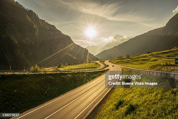 traffic on a mountain road - road - fotografias e filmes do acervo