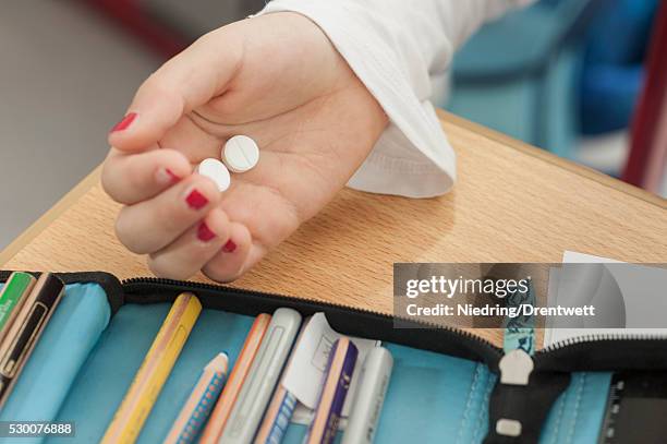 close-up of schoolgirl hand with pills, munich, bavaria, germany - adhd stockfoto's en -beelden