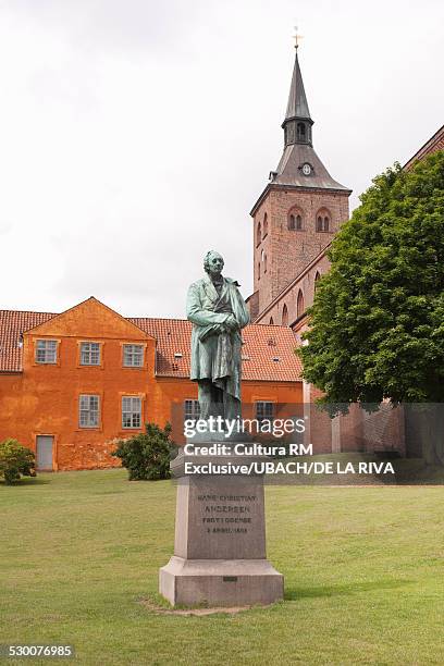 hans christian andersen statue, andersen's park, odense cathedral, odense, denmark - odense stock-fotos und bilder