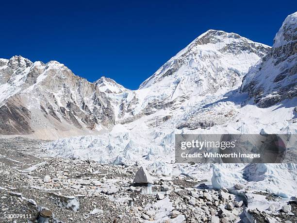 everest base camp site on khumbu glacier - khumbu stockfoto's en -beelden