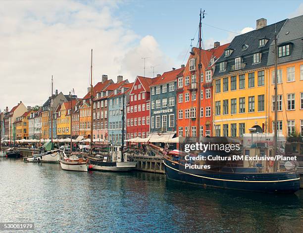 sailing boats, sidewalk restaurants and colorful townhouses, nyhavn harbor, copenhagen, denmark - nyhavn stock pictures, royalty-free photos & images