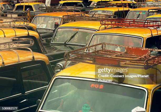 taxi traffic jam, mumbai, india - mumbai stock-fotos und bilder