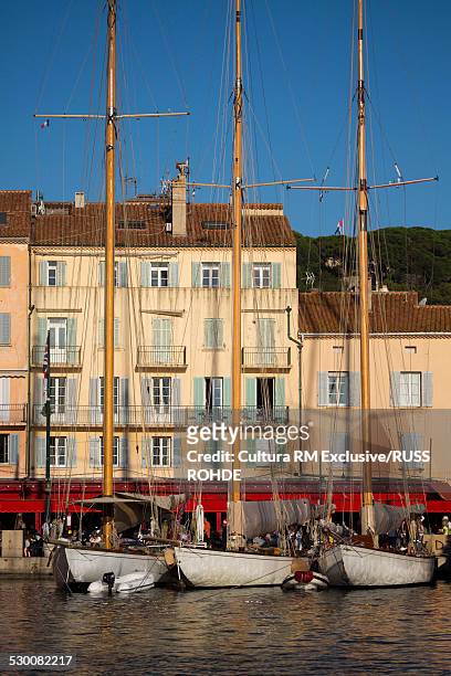yachts moored up on waterfront, st tropez, south of france - saint tropez stock-fotos und bilder